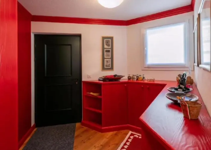 Beautiful Red, La Punt Chamues - Engadin Daire Ponte