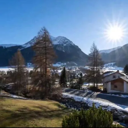 Beautiful Red, La Punt Chamues - Engadin Apartment